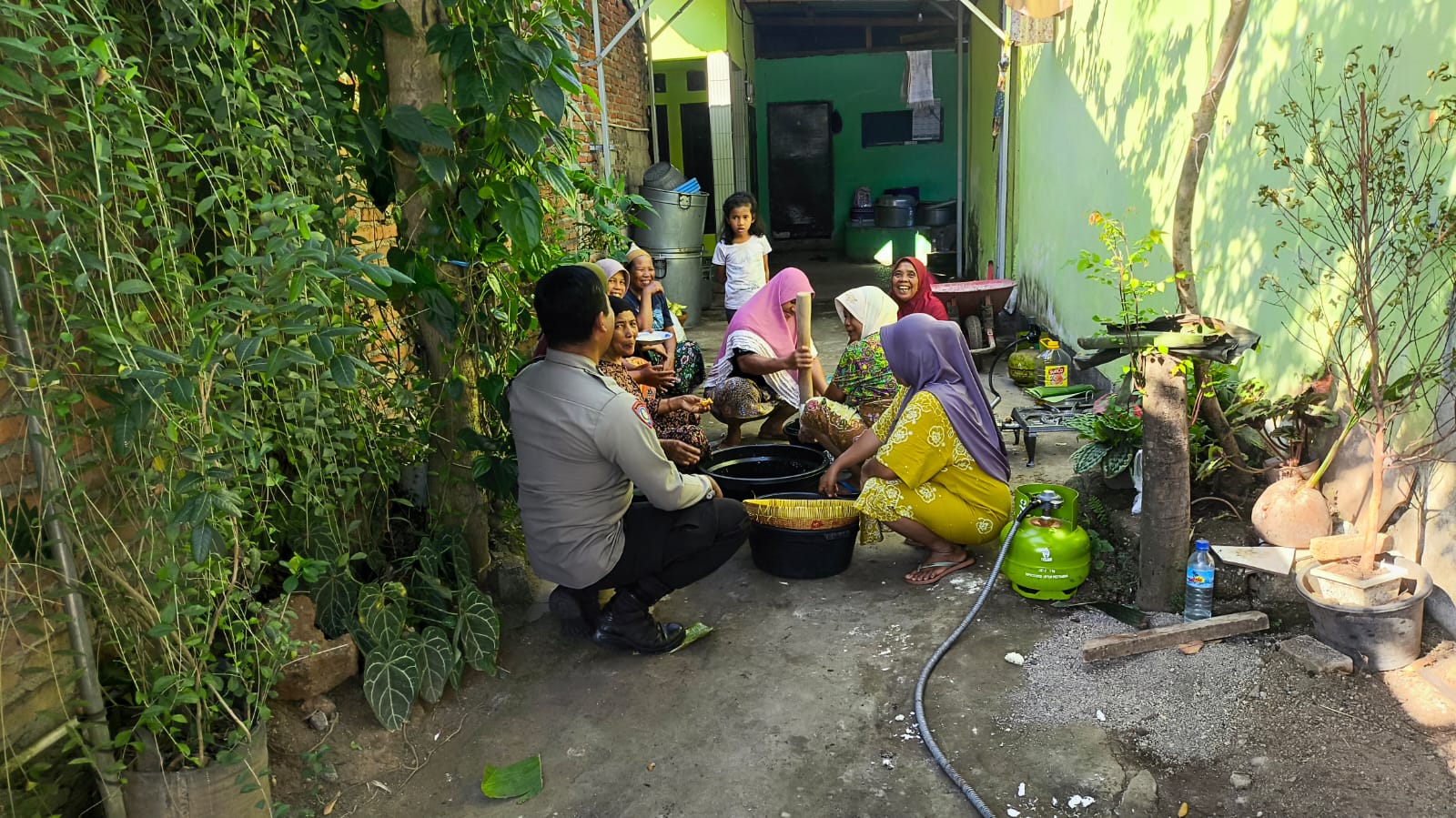 Kapolsek Lingsar Pimpin Pengamanan Wilayah, Bhabinkamtibmas Gencarkan Sambang Warga