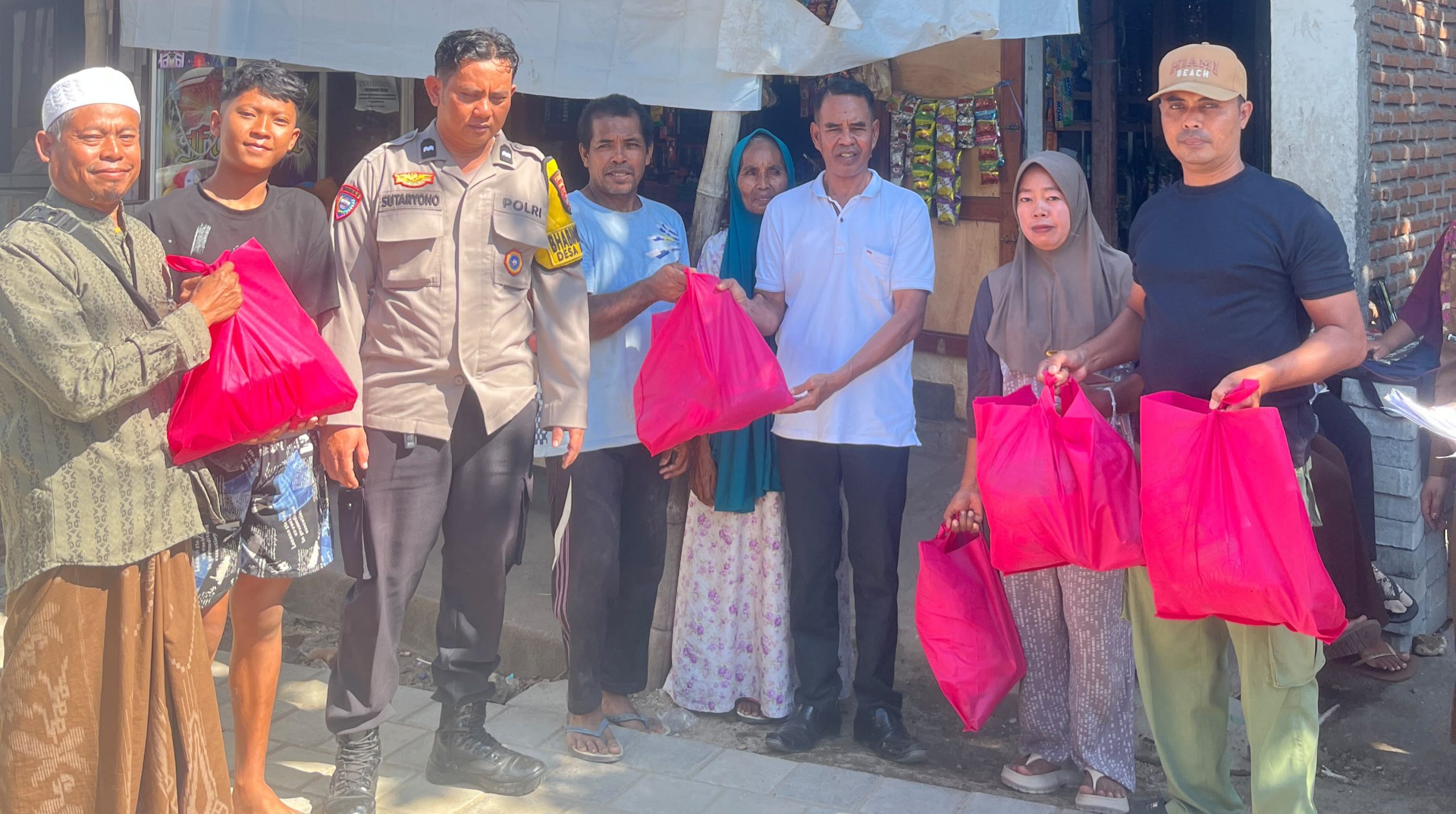 Sinergi Pemdes dan Polisi, Bantuan di Lingsar Tersalurkan Aman kepada Warga